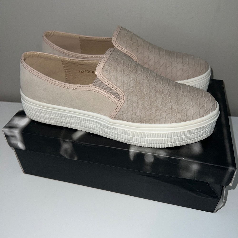 Women’s Ccocci Slip On Shoes Taupe Size 8 EUC